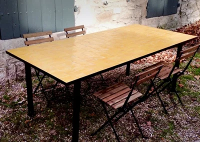 Grande table haute rectangulaire en zellige, motif rectangle, couleur jaune safran