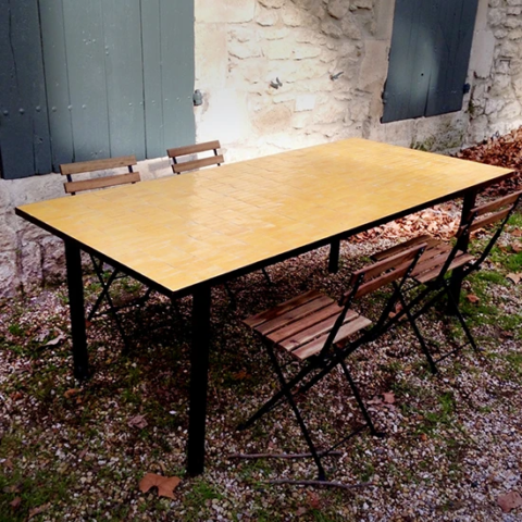 Grande table haute rectangulaire en zellige, motif rectangle, couleur jaune safran