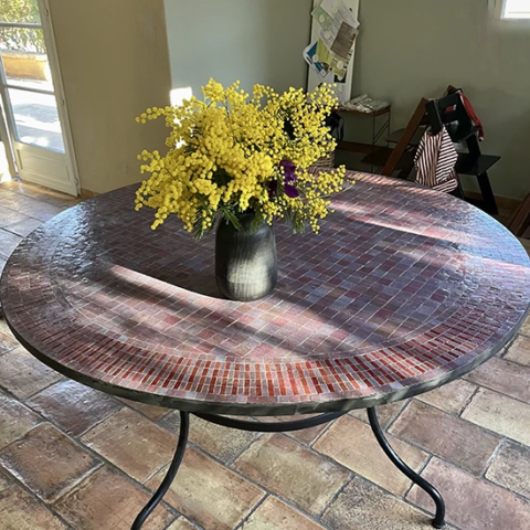 Table haute et ronde de 110 cm de diamètre en zellige rayé de couleur aubergine et rouge