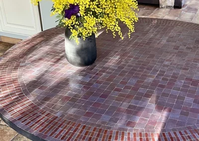 Table haute et ronde de 110 cm de diamètre en zellige rayé de couleur aubergine