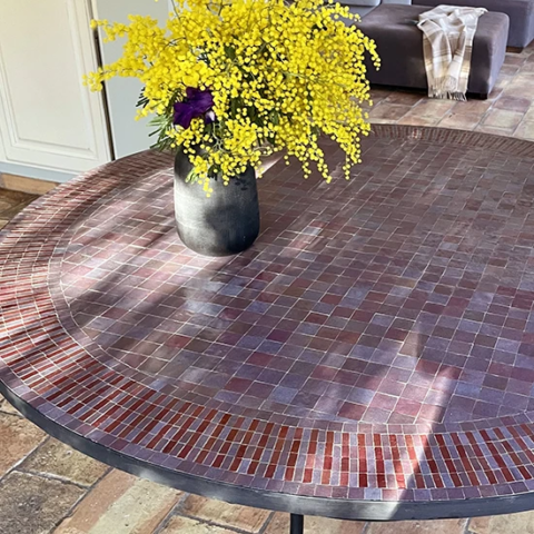 Table haute et ronde de 110 cm de diamètre en zellige rayé de couleur aubergine