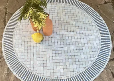 Grande table ronde blanche et grise de 110 cm de diamètre en zellige rayé