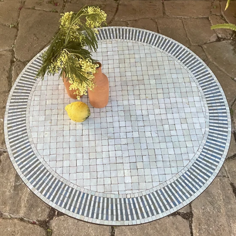 Grande table ronde blanche et grise de 110 cm de diamètre en zellige rayé