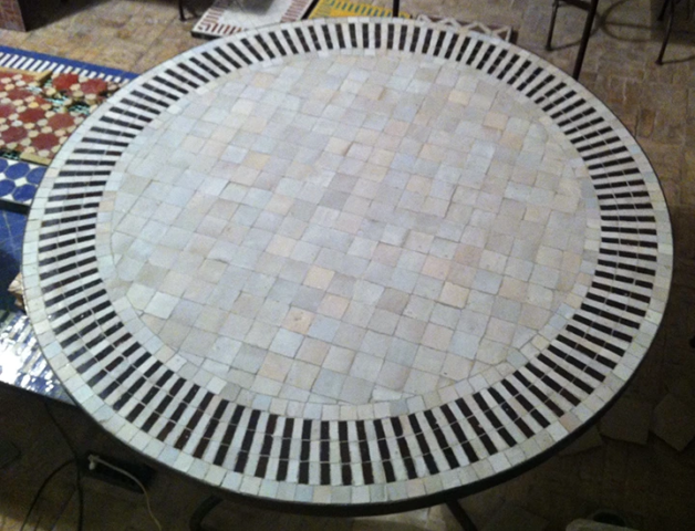 table ronde en zellige rayé blanc et vert foncé, diamètre 100 cm