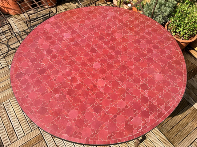 Grande table ronde en zellige, 130cm de diamètre, pour un hôtel, fabrication sur mesure, couleur rouge, motif fleur de matécha