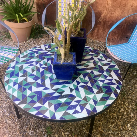 Table de jardin ronde en zellige, motif triangle, livraison à Toulon (83)