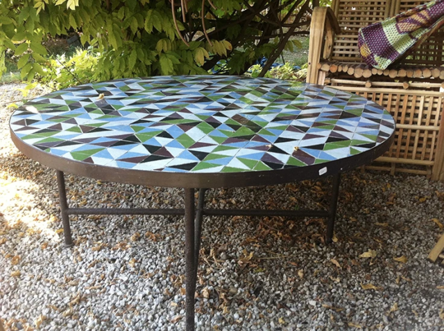 Table basse de jardin en zellige artisanal, motif triangle