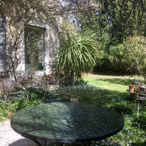 Table ronde en zellige cube, couleur vert anglais, pieds en fer forgé