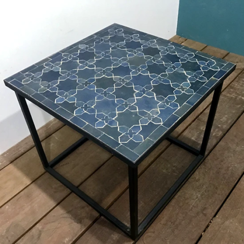 Petite table carrée en zellige noir, forme moderne et motif Matécha