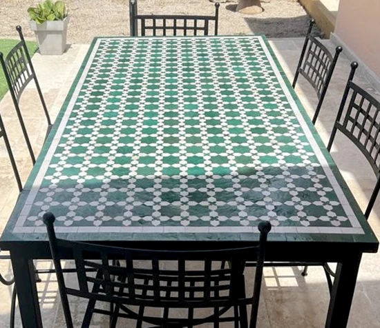 Grande table rectangulaire en zellige pour 6 couverts, fabrication traditionnelle, motif fleur de matécha, deux couleurs : vert anglais et blanc