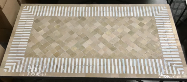 Table rectangle en mosaïque de zellige rayé sable et blanc