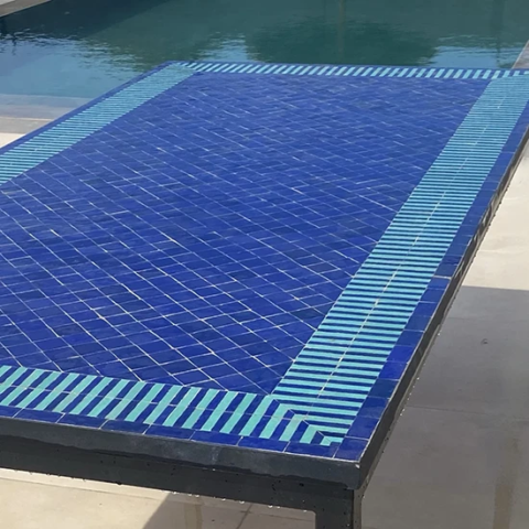 Table de zellige rayé bleu ciel