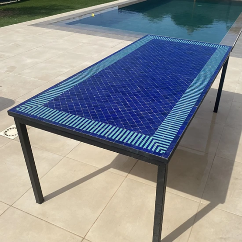 grande table de jardin rectangle en mosaïque de zellige rayé bleu roi et bleu ciel en région parisienne