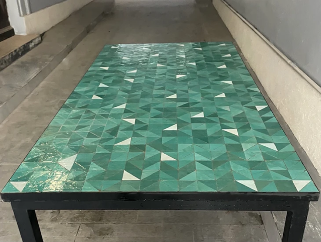 Table rectangle fabriquée sur mesure, motif triangle, couleur vert céladon, vert émeraude et nacre