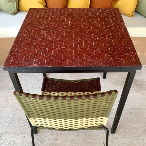 Table de cuisine en zellige artisanal pour deux couverts, couleur rouge