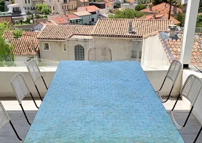 Table de repas en zellige vert d'eau pour 6 couverts