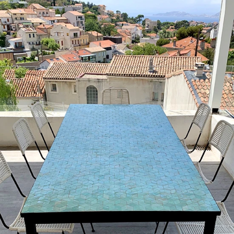 table-repas-6-couverts-zellige-cube-vert-eau Table de repas en zellige vert d'eau pour 6 couverts