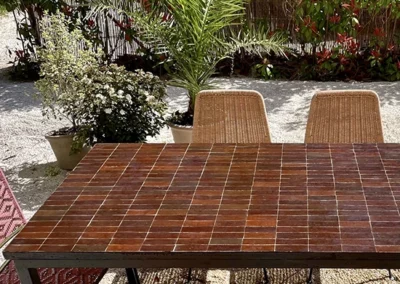 Table fabriquée sur mesure en zellige marron et motif rectangle