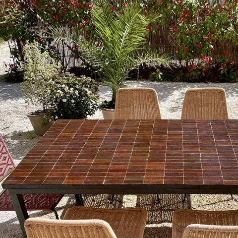 Table fabriquée sur mesure en zellige marron et motif rectangle