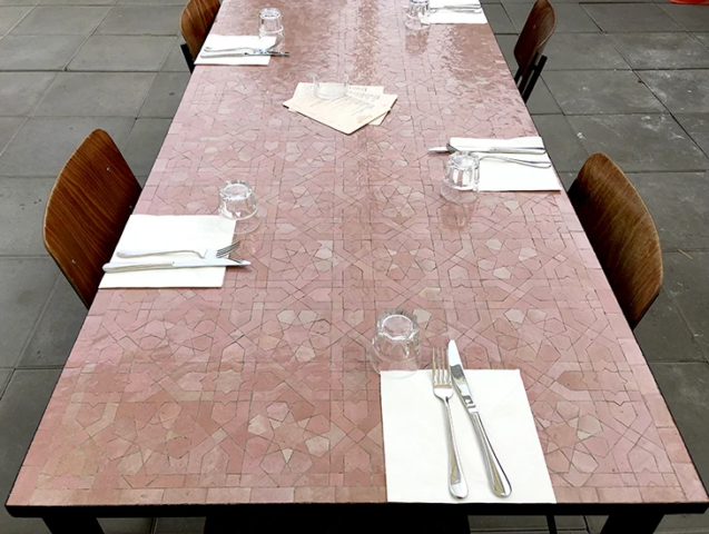 Table de restaurant en zellige et fer forgé, livraison à Cannes (06)