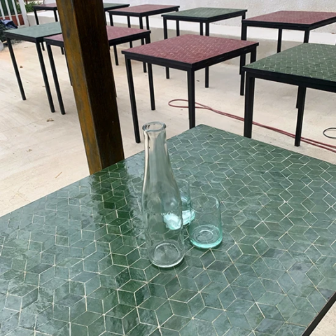 Tables en zellige et pieds en fer forgé, gamme crée sur mesure pour un restaurant parisien