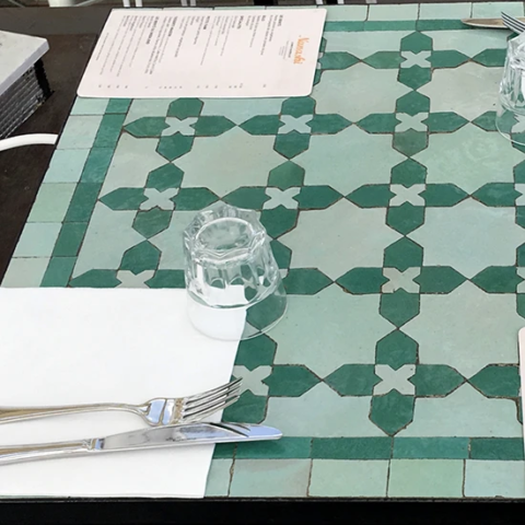 Table de restaurant en zellige