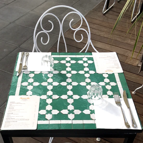 Table de restaurant en zellige, création sur mesure pour un commerce marseillais, couleur verte et blanche, motif fleurs de matécha