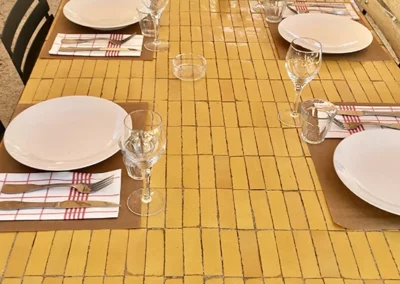 Grande table en zellige jaune safran pour restaurant familial