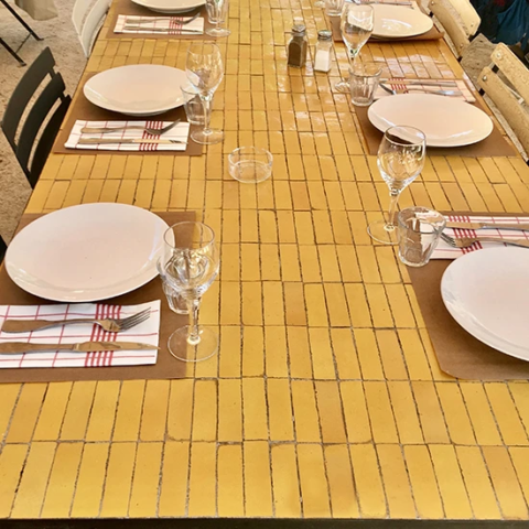 Grande table en zellige jaune safran pour restaurant familial