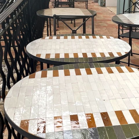 Tables rondes en zellige, 4 couverts pour restauration