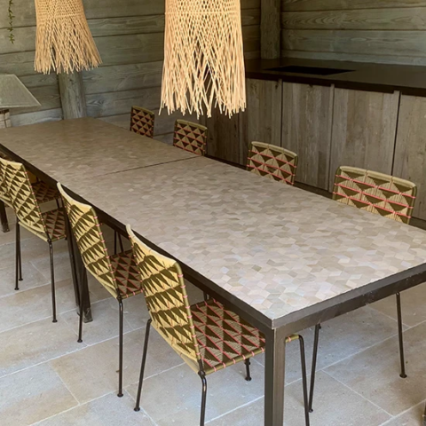 Deux tables rectangles en zellige fabriquée sur mesure pour Paris, camaïeux beige, nacre et gris perle