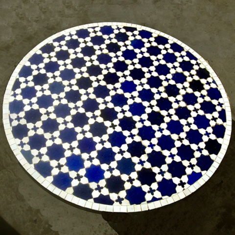 grande table ronde en zellige d'un diamètre de 110cm, motif fleurs de matécha, couleur bleu Roi et nacre. Livraison à Lyon (69)