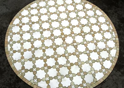 Table ronde en zellige, 110 centimètres de diamètre, couleur naturel et blanc au motif matécha