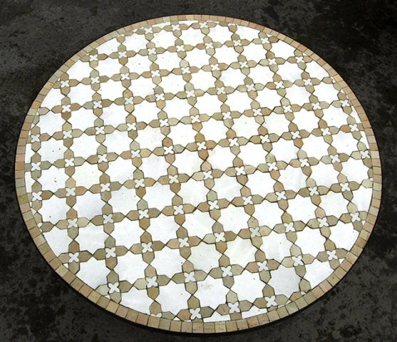 Table ronde en zellige, 110 centimètres de diamètre, couleur naturel et blanc au motif matécha