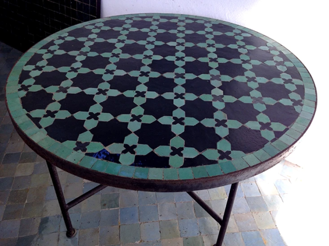 Table ronde classique en zellige, diamètre 50cm, pieds en fer forgé et motif fleurs de matécha,