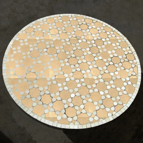 Table ronde en zellige d'un diamètre de 90cm, couleur naturelle, motif fleurs de matécha
