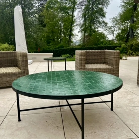 table basse ronde 120cm en zellige vert émeraude au motif rectangle