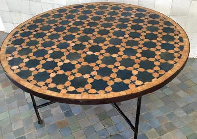 Table basse et ronde en zellige, couleur noire et beige cuivré, motif matécha
