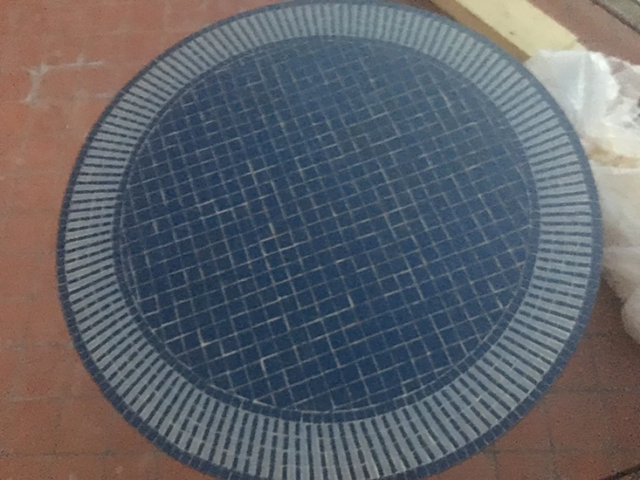 Table ronde en mosaïque de zellige rayé bleu