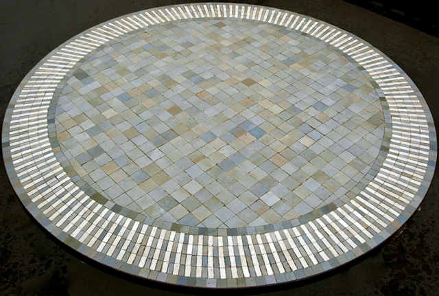 grande table ronde fabriquée sur mesure en zellige rayé gris perle et blanc, 120 cm de diamètre