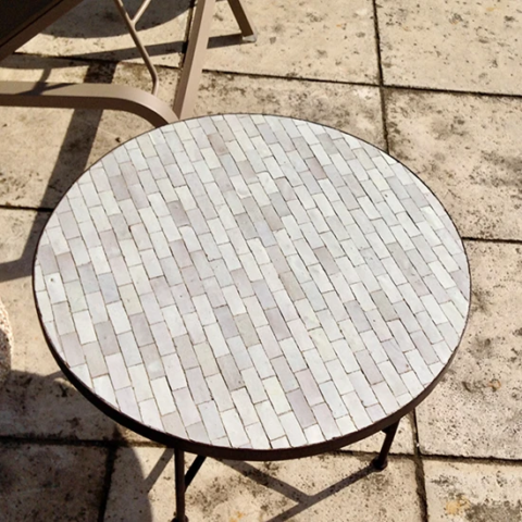 table basse et ronde en zellige blanc au motif rectangles alignés en quinconce