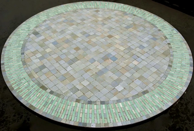 grande table ronde fabriquée sur mesure en zellige rayé nacre et vert d'eau, 120 cm de diamètre
