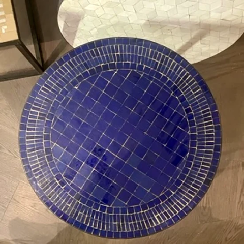 Table ronde en zellige rayé de couleur bleu roi