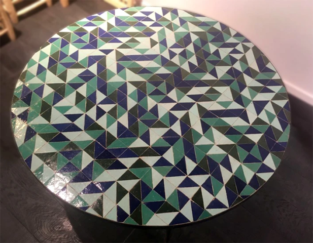 Table ronde en zellige traditionnel, motif triangle, couleurs bleu, noir, nacre et vert émeraude