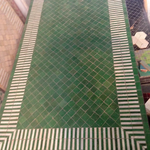 Table de salon en zellige rayé vert et blanc