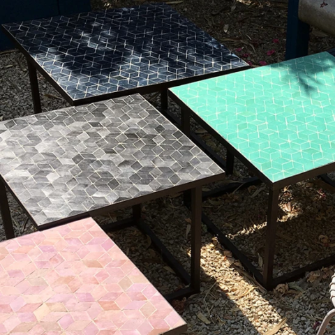 Large choix de tables basses en zellige cube, piètement moderne, échantillons de couleur noir, vert d'eau, saumon et bleu nuit.