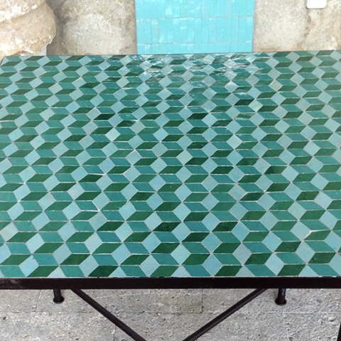 Table rectangulaire en zellige, camaïeux de verts, motif cubes, dimension 160 x 80 cm, hauteur des pieds en fer forgé : 74cm