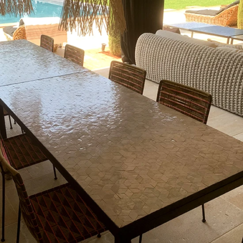 Deux grandes tables en zellige nacre, installée côté à côte pour repas familial.
