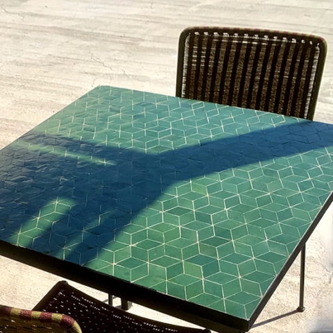 table carrée en zellige pour 2 couverts sur terrasse de restaurant, motif cube