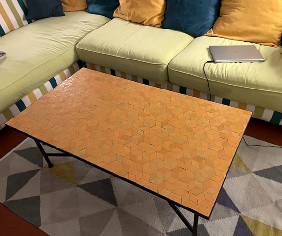 Table basse rectangulaire en zellige jaune safran dans à salon d'Aix-en-Provence (13)